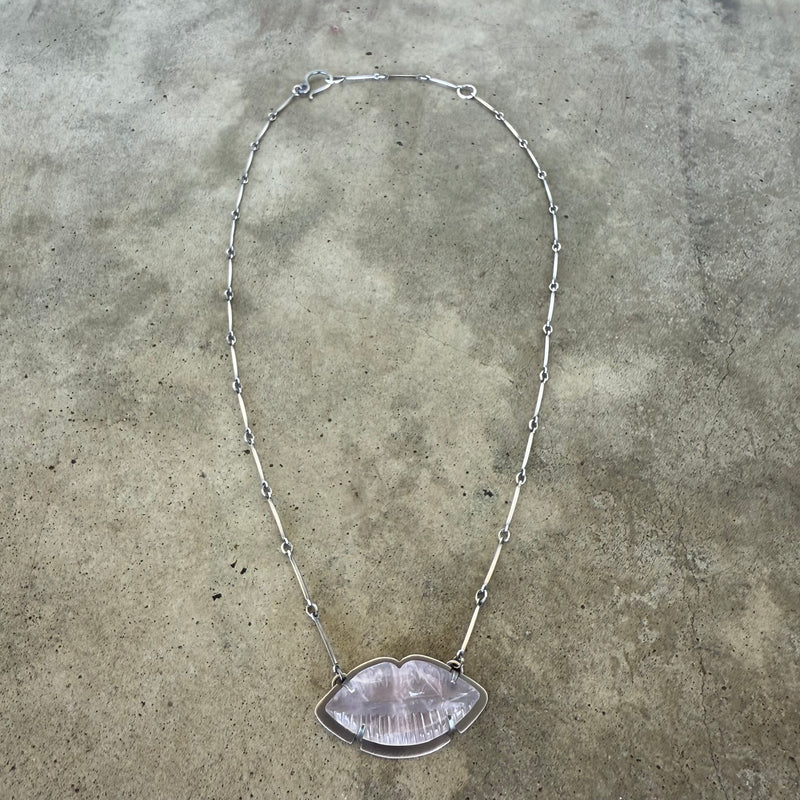 rose quartz lips necklace