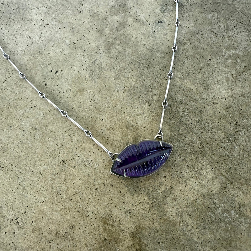 amethyst lips necklace