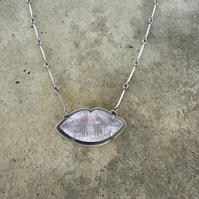 rose quartz lips necklace