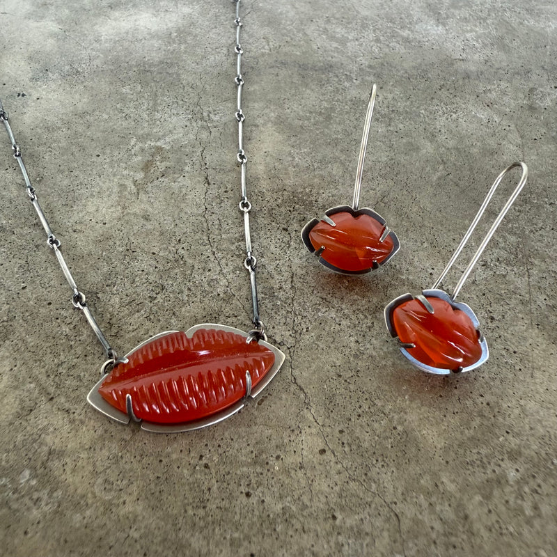 carnelian lips necklace