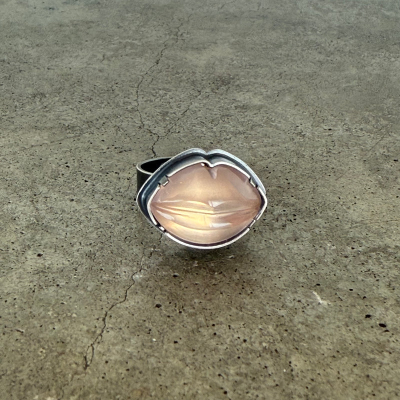 rose quartz lips ring