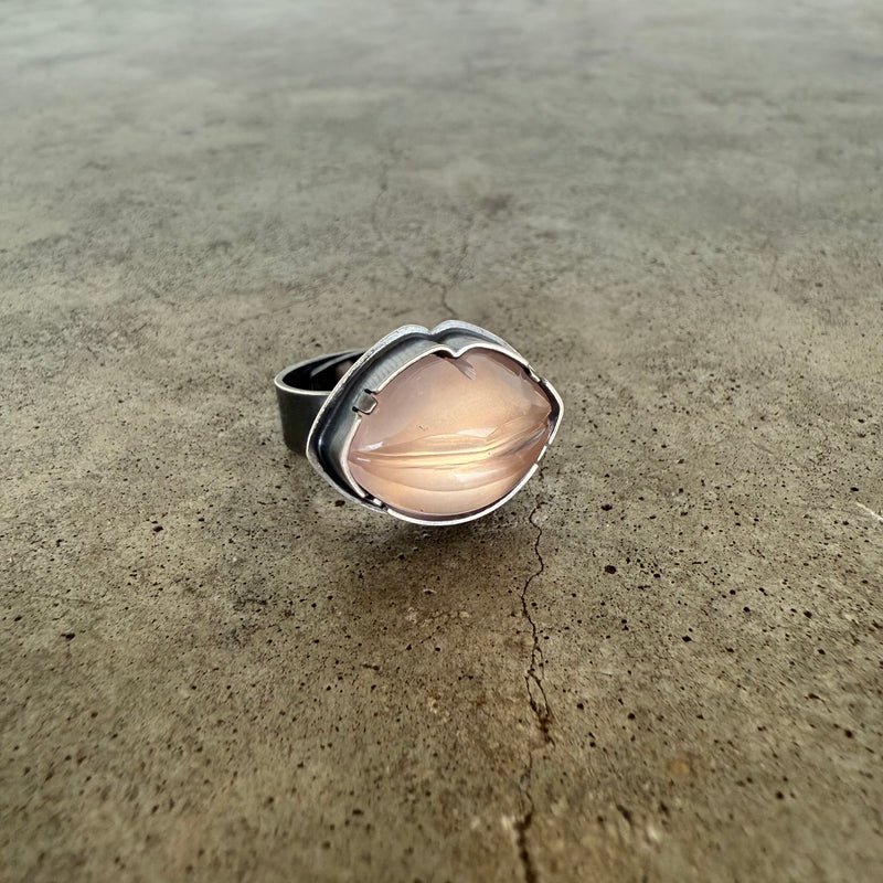 rose quartz lips ring