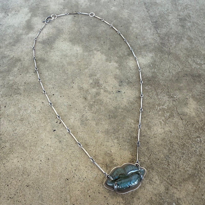 labradorite lips necklace