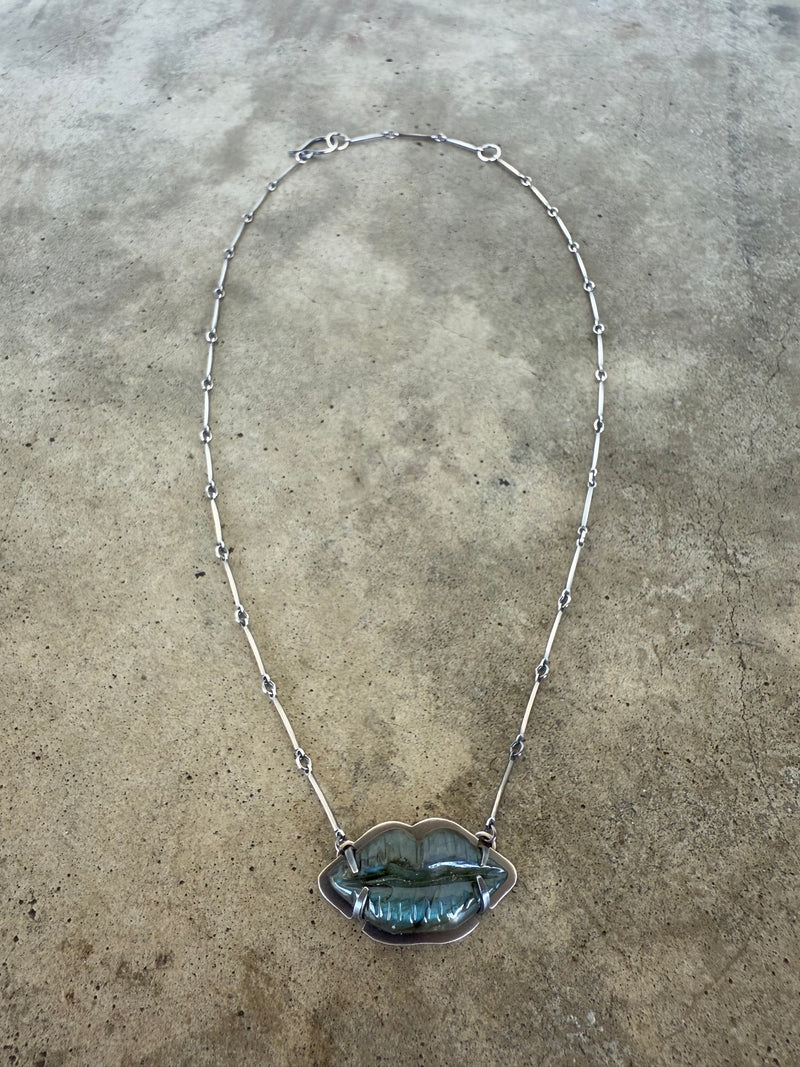 labradorite lips necklace