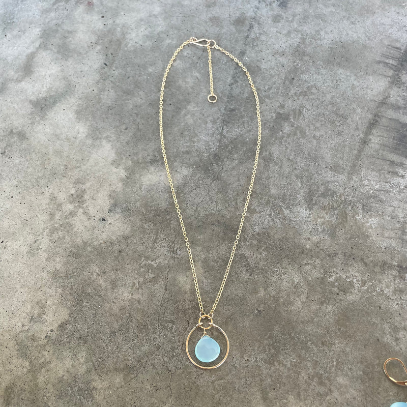 small single stirrup necklace with stone-goldfill