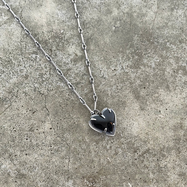 tiny enamel heart necklace-black